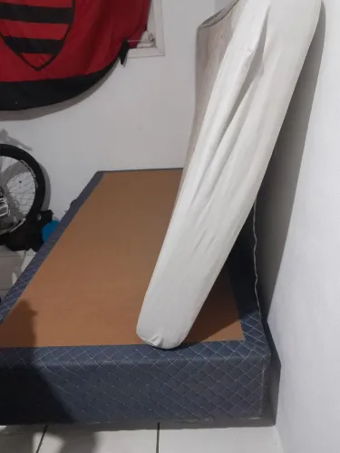 Base e colchão de solteiro