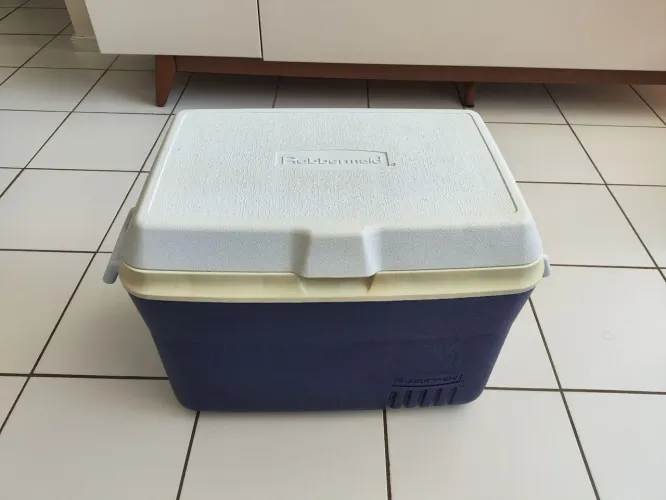 Caixa térmica Rubbermaid 
