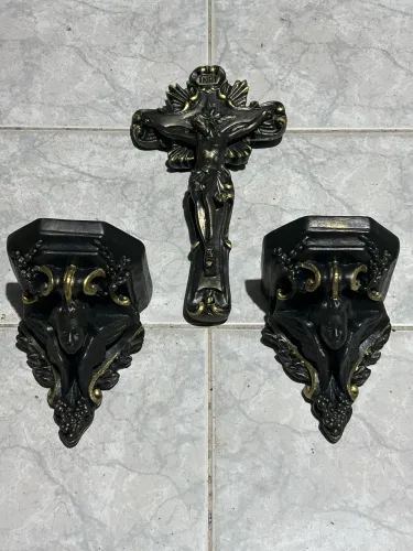 Crucifixo e peanhas