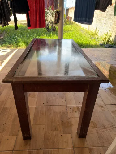 Mesa com tampo de vidro
