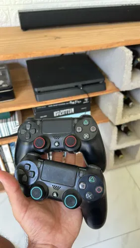 Playstation 4 500GB + 2 controles + 6 jogos físicos