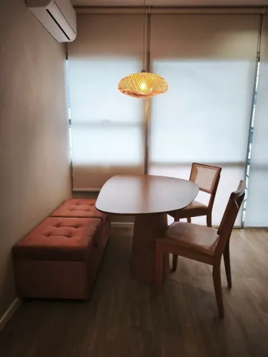 Vendo mesa de jantar com poucos meses de uso porque não coube na minha sala