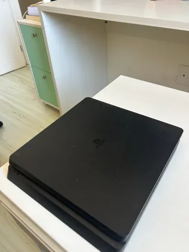 PS4 acompanhado com 2 controles - 1TB
