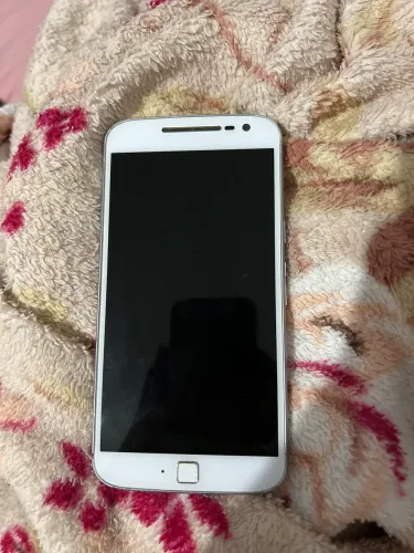  Motorola Moto G4 Plus na cor branca.