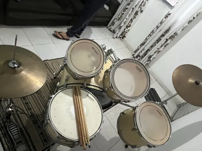 Vendo ou troco por bateria eletrônica 