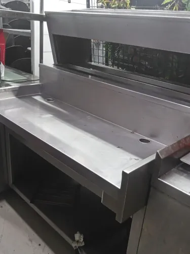 Balcão, 2 condimentadora refrigeradas,mesa apoio para equipamento c/tomadas acopladas