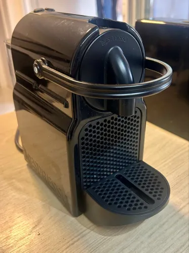 Cafeteira Nespresso Inissia Preta - Com Defeito / Para Retirada De Peças