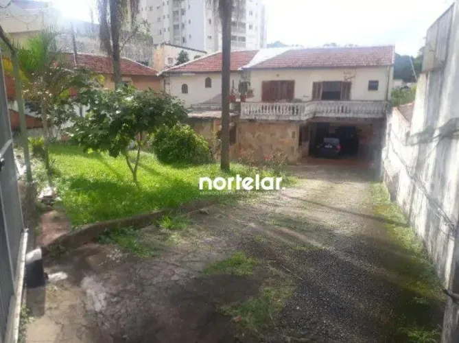 Terreno com 3 casas independentes , piscina, churrasqueira, jardim e garagem para 15 carro