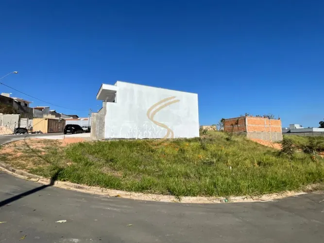 Terreno de Esquina à Venda no Otto Bittencourt com Ótima Topografia