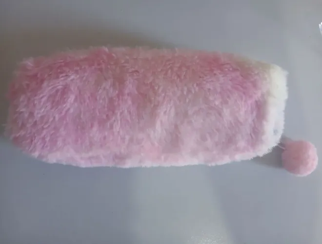 Estojo de Pelúcia Tie Dye Rosa com Pompom - Kawaii Aesthetic