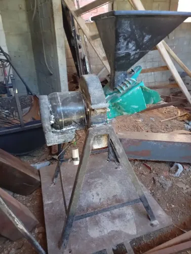 Vende-se Forrageira 220wats,tritura,moe, ótimo para vc que tem criação.