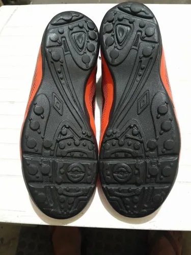 Vende se chuteira society UMBRO original