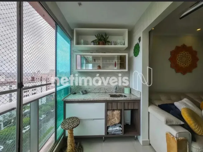 Armário planejado com bancada em pedra, pia e torneira ? varanda/gourmet