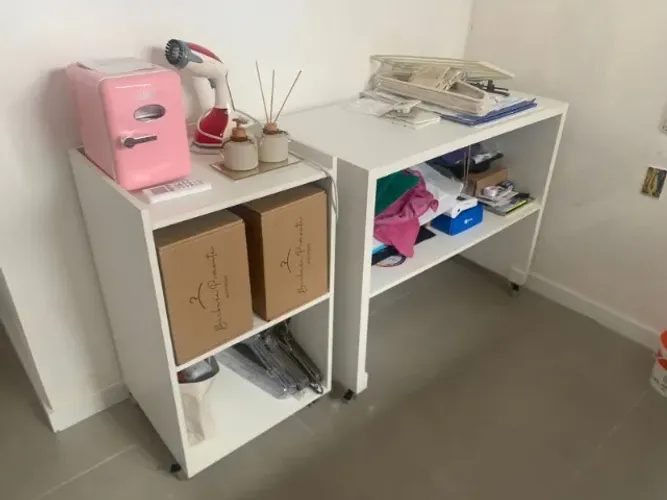 Par de móveis organizadores brancos com rodinhas sob medida