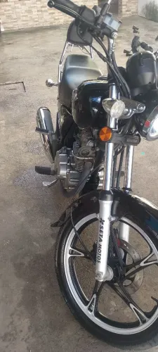 Vendo Chopper road 150 ótima conservação e documentos pagos sem multas .valor 11000 reais.