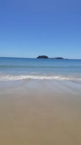 Vende-se uma COBERTURA há 150 metros do mar.