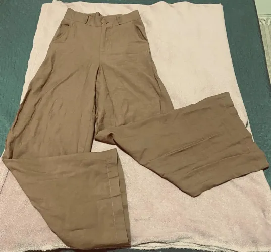 Calça de tecido semelhante ao linho tamanho P , cor caramelo, NOVA! Valor 40,00