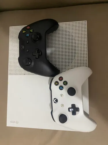 Xbox one s com 2 controles