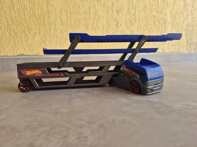 CAMINHÃO CEGONHA HOTWHEELS 