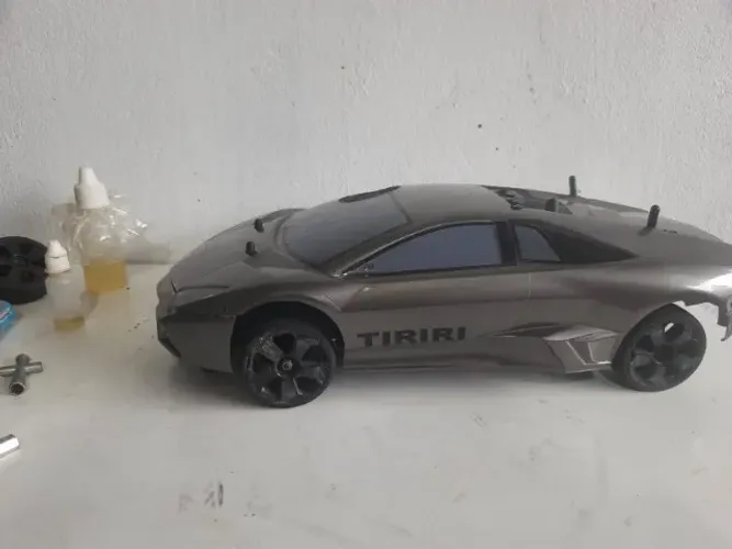 Carrinho de controle remoto a combustível