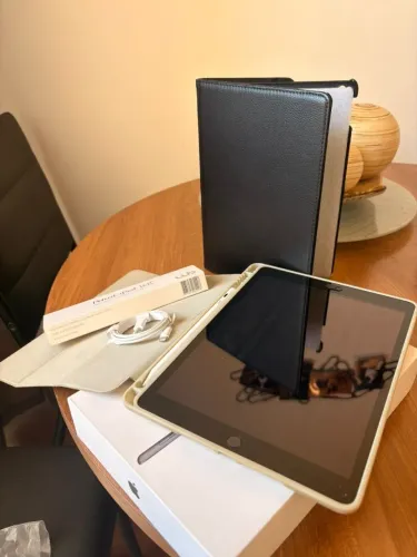 iPad 7ª Geração 32GB + Caneta + 2 Capas - Ótimo Estado!