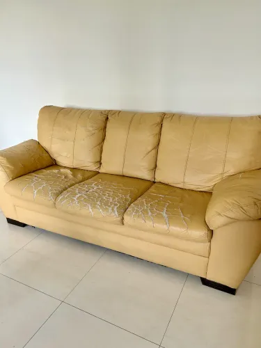 Sofá 3 lugares de couro - estrutura e espuma em perfeito estado (precisa revestir)