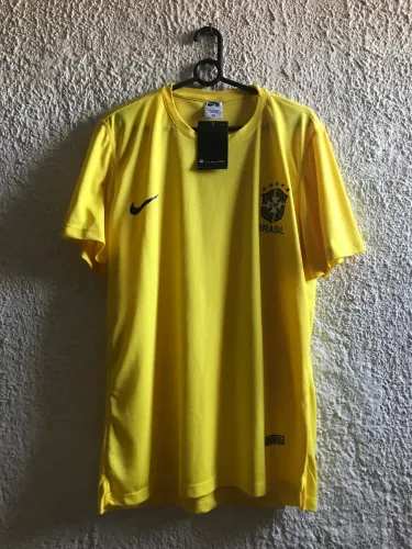 Camisa Brasil Nike altura 72 largura 50 centímetros nova