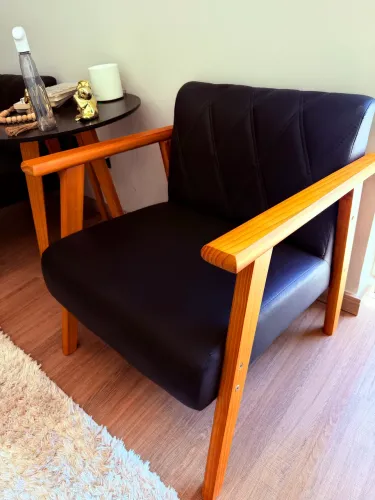 Conjunto de cadeiras e mesa de centro