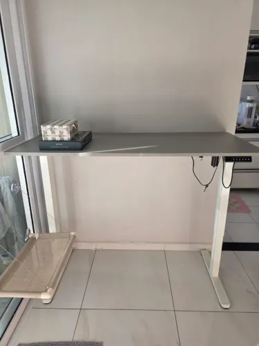 Mesa Ergonômica Comfy com Regulagem de Altura Elétrica