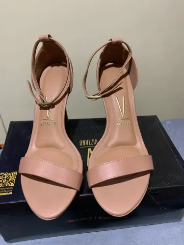 Vendo Sandália Vizzano de salto nude 