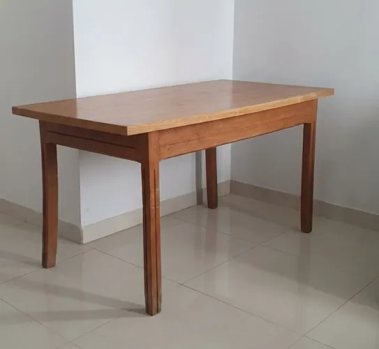 VENDE-SE MESA DE MADEIRA COM 4 CADEIRAS