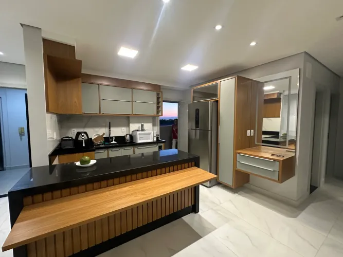 Locação. Apartamento semi-mobiliado. 3 quartos sendo 1 suíte.