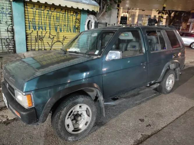 Nissan Pathfinder XE 4X4 1994