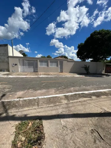 vendo casa com 4 suites 5 banheiros garagem pra 16 carros