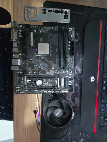 KIT AMD RYZEN 3 3200G + GIGABYTE GA-AB350M-DS3H V2