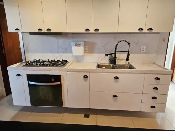 Armário Inferior Cozinha em MDF branco com 04 gavetas para talheres, 02 portas basculante