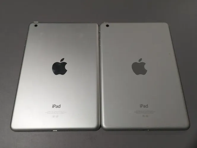 2 iPads Mini 1ª Geração Apple Prata - Com Defeito no Carregamento / Para Conserto ou Peças