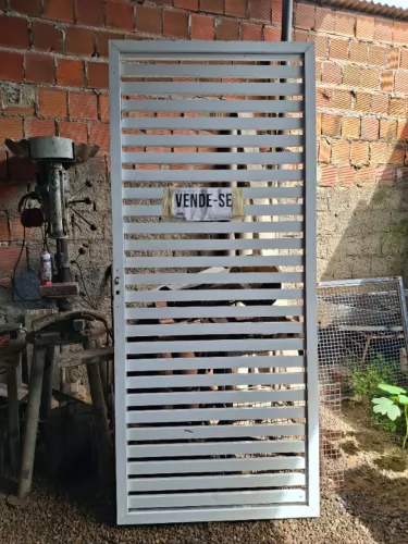 Vendo portão de aluminio medindo 1.00 x 2.30