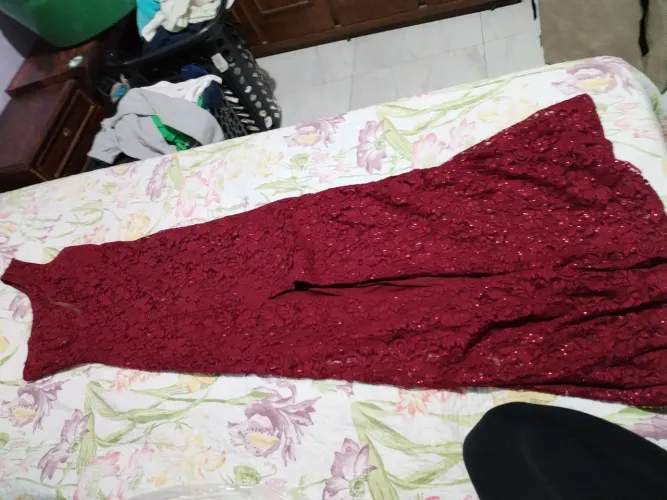Vestido longo vermelho escuro, com bojo, bordado com flores, ten uma abertura na perna.