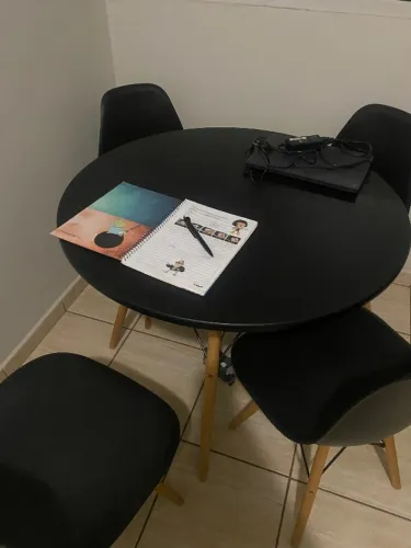 Mesa de jantar redonda preta