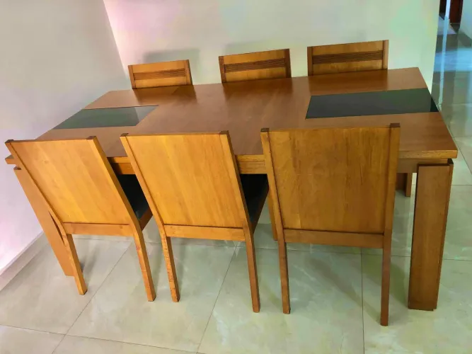 Mesa com 6 cadeiras firma sem afrouxamento  assento na cor que preferir 1000,00 entrego 