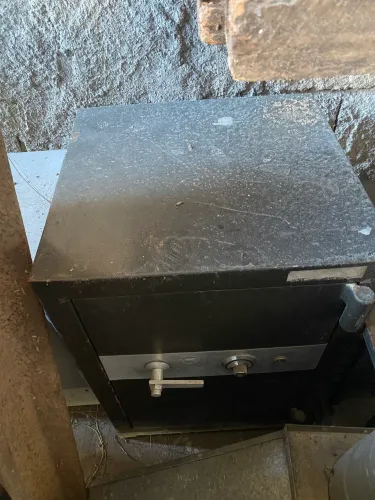Cofre de aço.