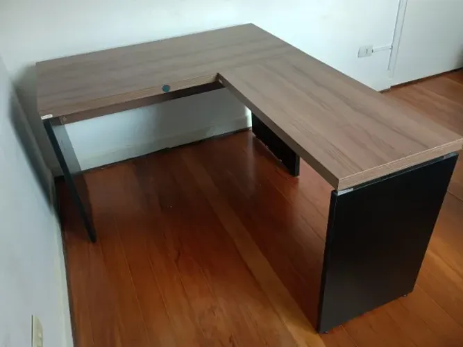 Mesa de Escritório em L Pandin - Diretor/Executiva - Amadeirado e Preto