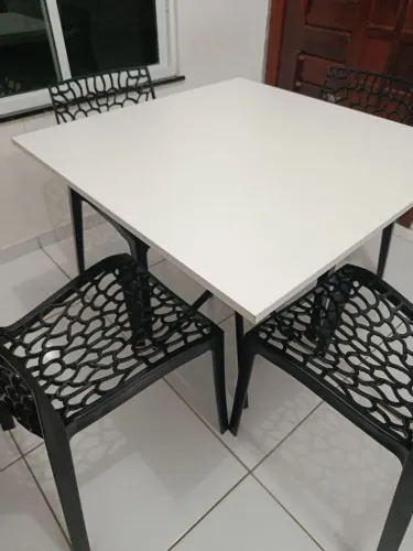 Mesa de jantar e cadeiras