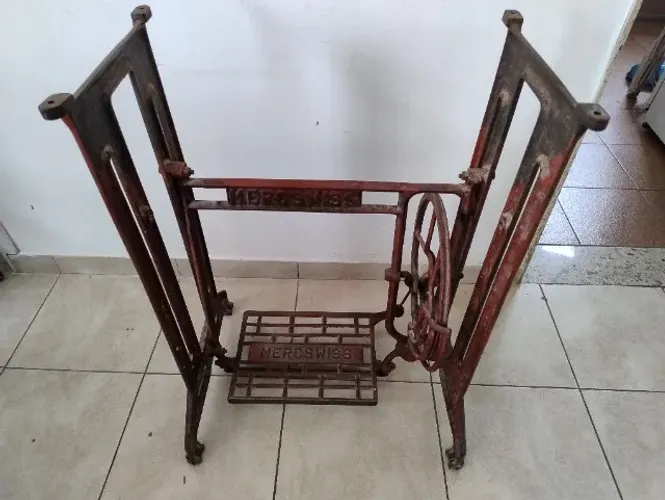 Pé máquina costura (Base máquina costura) MERCWISS de ferro, raro