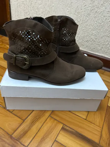 Bota feminina cano curto camurça marrom