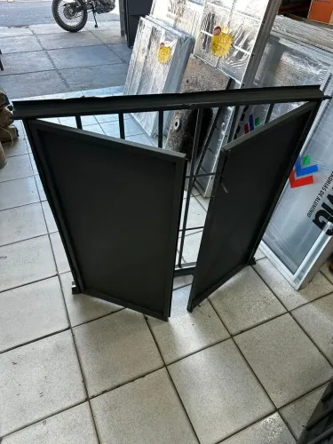 Janela de chapa reforçada com grade tamanho 1,00x1,00