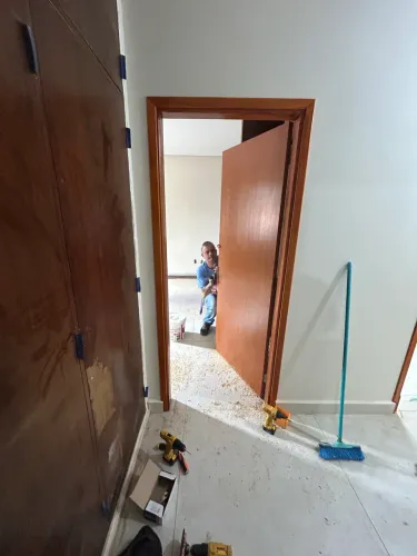 Instalador de portas È guarnição (marceneiro)