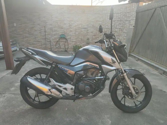 Titan 160 2023 único dono, manual e chave reserva