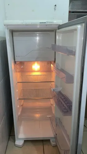 Vendo geladeira com defeito 